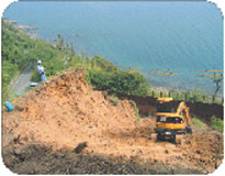 セーフティークライマー工法　土砂掘削作業
